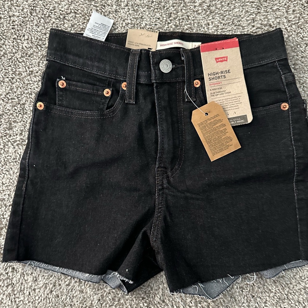 COPY - NWT Levi’s high rise short size 24